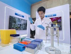 xbot工做人员现场演示无人咖啡机操